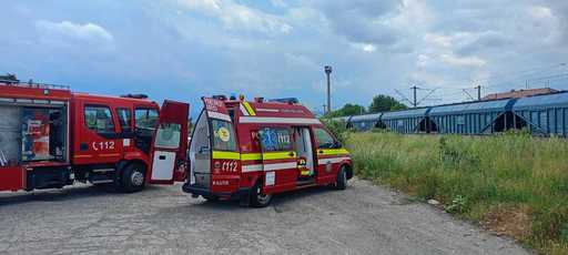 Doi copii s-au urcat pe un vagon de tren staţionat în Gara din oraşul Târgu-Neamţ / Unul dintre ei, de 12 ani, a fost electrocutat / Are arsuri pe mare parte din suprafaţa corpului