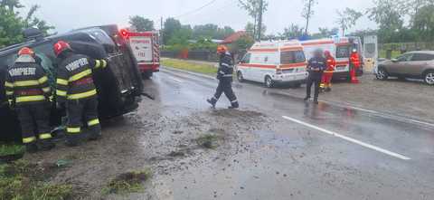 Suceava: Un microbuz s-a răstunat în judeţul Suceava / Opt persoane, identificate la faţa locului, patru fiind evaluate de medici