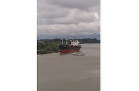 O navă cargo sub pavilion Panama a pierdut direcţia şi a avariat un ponton de pasageri în zona municipiului Tulcea - FOTO, VIDEO

