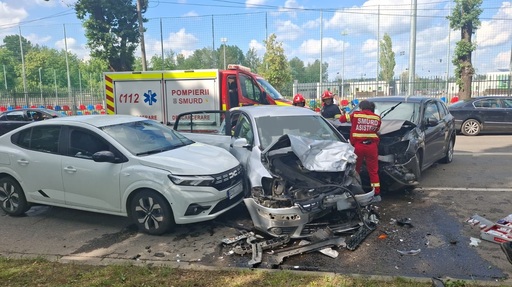 Patru adulţi şi o minoră, implicaţi într-un accident rutier cu patru maşini, în Oradea/ Două dintre victime au fost transportate la spital