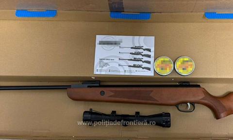 O armă cu aer comprimat, o lunetă şi 1.000 de proiectile, descoperite de poliţiştii de frontieră în zona Cargo a Aeroportului Cluj-Napoca / Coletul a fost trimis din Olanda