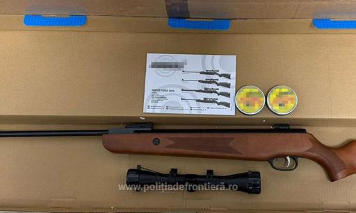 O armă cu aer comprimat, o lunetă şi 1.000 de proiectile, descoperite de poliţiştii de frontieră în zona Cargo a Aeroportului Cluj-Napoca / Coletul a fost trimis din Olanda