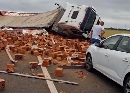 Timiş: Bărbat mort, după ce un autotren cu cărămizi s-a răsturnat peste maşina în care se afla, pe centura Timişoarei/ Alte două autoturisme au fost implicate în accident, o femeie fiind rănită