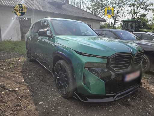 Şase reţinuţi şi patru persoane sub control judiciar, în cazul grupului infracţional acuzat că vindea maşini de lux furate din state ale UE/ Anchetatorii au ridicat la percheziţii 17 maşini, peste 100 de chei şi imense sume de bani - FOTO