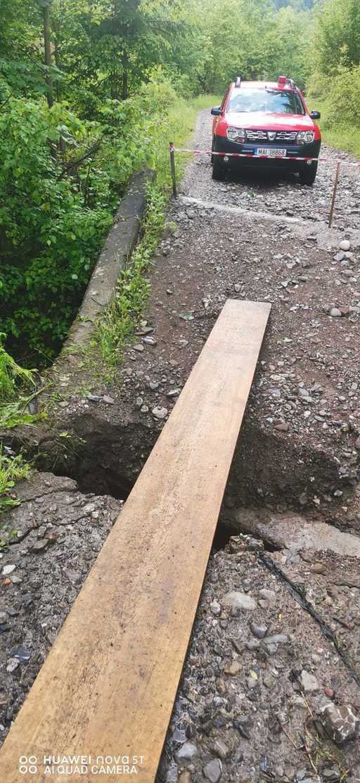 Neamţ: Un pod din localitatea Grinţieş a fost afectat de ploile torenţiale. Accesul către 15 gospodării se poate face doar cu autoturisme, nu şi cu autovehicule mari