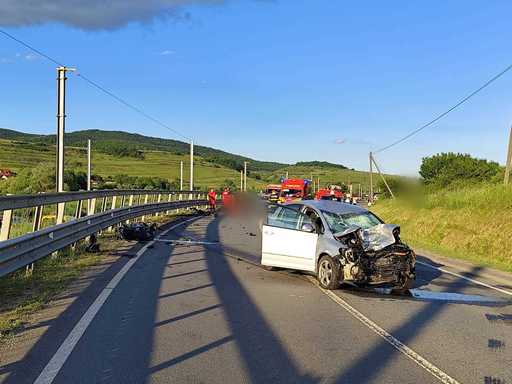 UPDATE - Grav accident rutier pe DN1F, în judeţul Cluj, unde o motocicletă a intrat în coliziune cu un autoturism / Motociclistul a fost declarat decedat