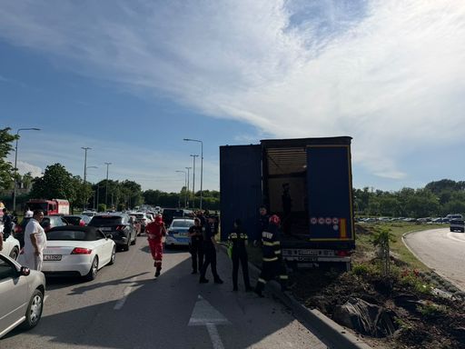 Un autocamion condus de un orădean a acroşat mai multe maşini parcate sau în mers, în municipiul Constanţa, după care a lovit un scuar, un stâlp şi un copac/ Un adult şi un minor au fost răniţi şi vor fi duşi la spital - FOTO, VIDEO