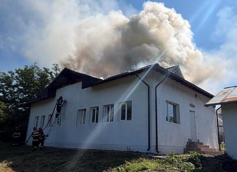 Prahova: Zeci de copii, evacuaţi dintr-o grădiniţă după ce acoperişul imobilului a luat foc