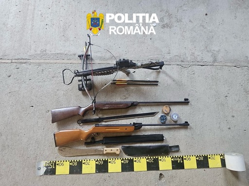 Arad: Săbii, o arbaletă, două arme neletale şi muniţie, descoperite de poliţişti în urma unor percheziţii