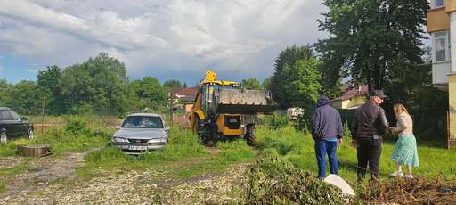 Situaţie de urgenţă la Câmpulung, unde un heleşteu construit ilegal s-a umplut în urma ploilor, iar malurile de pământ au cedat / Apa a ajuns pe stradă şi în subsolurile vecinilor / Elena Lasconi: La Câmpulung nu ai cum să te plictiseşti - FOTO