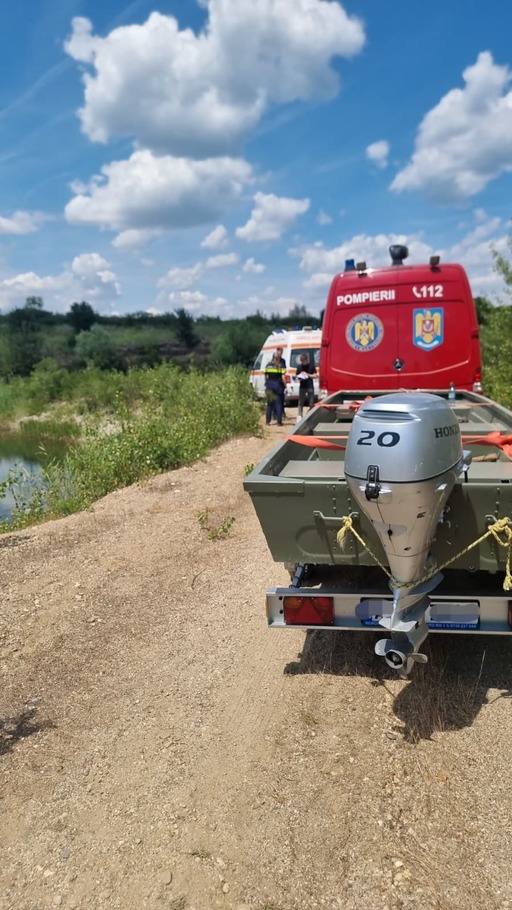 UPDATE - Arad: Copil de 11 ani, căutat de pompieri după ce a căzut într-un lac, unde a mers la scăldat/ El a fost scos din apă şi i s-au făcut manevre de resuscitare, însă fără rezultat, fiind declarat decedat