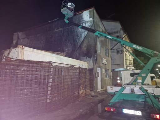 UPDATE - Incendiu la anexa unei pensiuni din Sulina / Pompierii au reuşit să stingă focul 