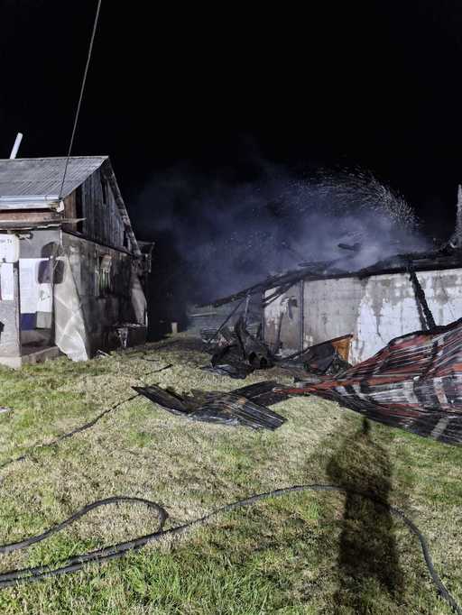 O fată de 15 ani a murit într-un incendiu izbucnit într-o gospodărie din judeţul Suceava / Focul a afectat şi a doua locuinţă