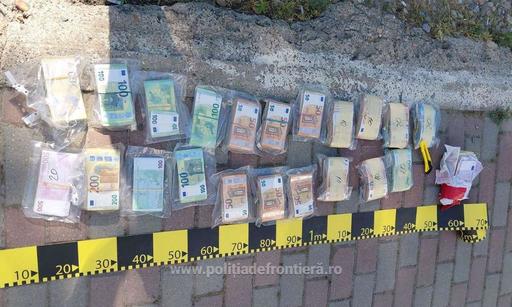 Poliţia de Frontieră - Peste 343.000 de euro, descoperiţi ascunşi într-un microbuz condus de un cetăţean ucrainean urmărit internaţional