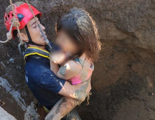 UPDATE - Vrancea: Fetiţă de opt ani căzută pe lângă tuburile unei fântâni în construcţie, la o adâncime de opt metri/ Pentru salvarea ei au intervenit cinci echipaje de pompieri/ Copilul a fost salvat - FOTO, VIDEO