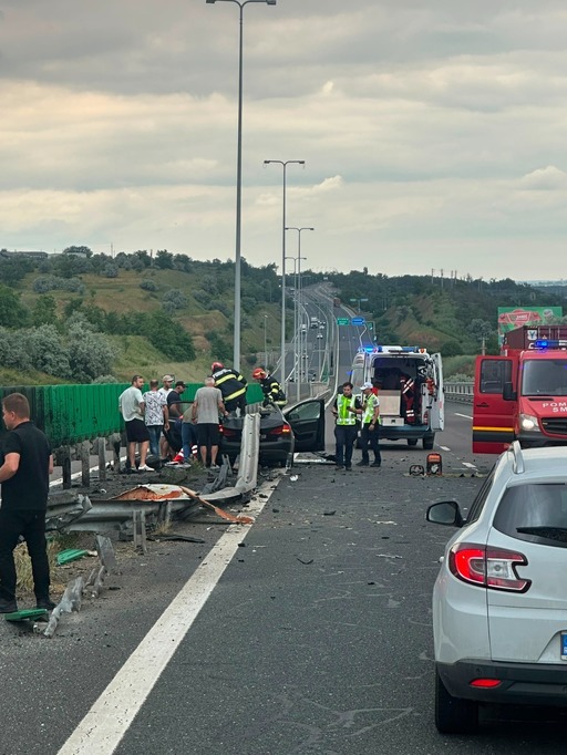 Constanţa: O persoană a fost grav rănită într-un accident rutier produs pe A2 / Alte două victime, printre care şi o fetiţă de doi ani, transportate la spital
