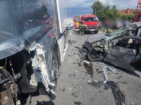 Argeş: Trei adulţi şi un copil, răniţi într-un accident petrecut în comuna Bascov, în care au fost implicate un autoturism şi un autotren/ Răniţii sunt transportaţi la spital - FOTO