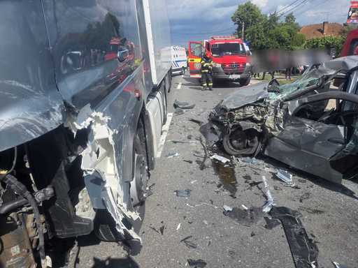 Argeş: Trei adulţi şi un copil, răniţi într-un accident petrecut în comuna Bascov, în care au fost implicate un autoturism şi un autotren/ Răniţii sunt transportaţi la spital/ Traficul rutier, blocat în ambele direcţii - FOTO