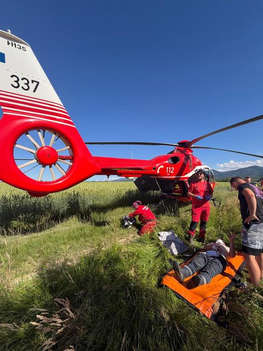 Braşov: Bărbat, atacat de un urs, pe drumul dintre localităţile Mărgineni şi Bucium/ El a fost rănit la scalp şi abdomen, fiind preluat de un elicopter SMURD