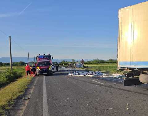 Caraş-Severin: Un mort şi doi răniţi, după ce două TIR-uri s-au ciocnit pe DN 6 - FOTO