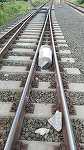 Un element de beton a fost aşezat pe calea ferată în Gara Constanţa, fiind lovit de un tren care circula dinspre Mangalia / Circulaţia feroviară nu a fost afectată, dar se putea produce deraierea trenului