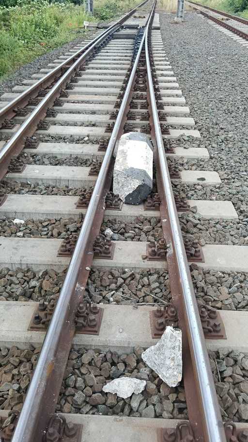 Un element de beton a fost aşezat pe calea ferată în Gara Constanţa, fiind lovit de un tren care circula dinspre Mangalia / Circulaţia feroviară nu a fost afectată, dar se putea produce deraierea trenului