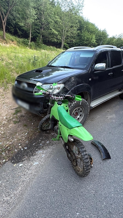 UPDATE - Cluj: Copil de 13 ani, grav rănit, după ce a intrat cu motocicleta într-un autoturism/ El a fost dus cu un elicopter SMURD la spital