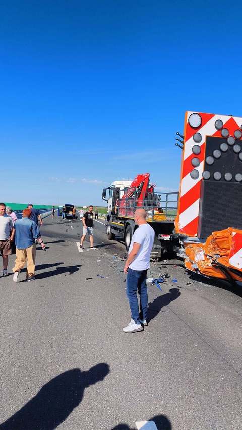Autospecială a DRDP Craiova, puternic lovită de un autoturism / Autospeciala a fost lovită cu o asemenea forţă încât au fost distruse atât atenuatorul de impact, cât şi autocamionul care îl transporta / Nu s-au înregistrat victime - FOTO

