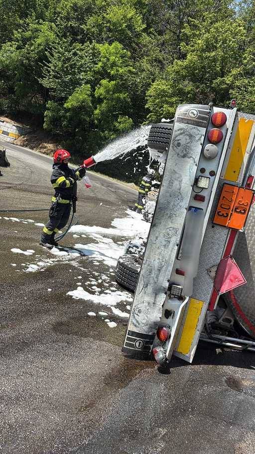 UPDATE - Cisternă cu 31 de tone de benzină, răsturnată pe DN 7, în judeţul Argeş / Sunt scurgeri pe şosea / Trafic deviat / Şoferul a suferit numeroase traumatisme / Pompierii acţionează pentru ca benzina să nu ia foc - VIDEO