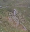 O maşină parcată pe Transfăgărăşan, dar care nu a fost asigurată, a căzut în gol /  Momentul, surprins în imagini - VIDEO 
