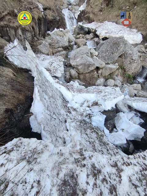 Traseul turistic Jepii Mici din Bucegi rămâne închis, din cauza porţiunilor acoperite de zăpadă / Duminică, un pod de gheaţă s-a rupt sub un grup de turişti - FOTO