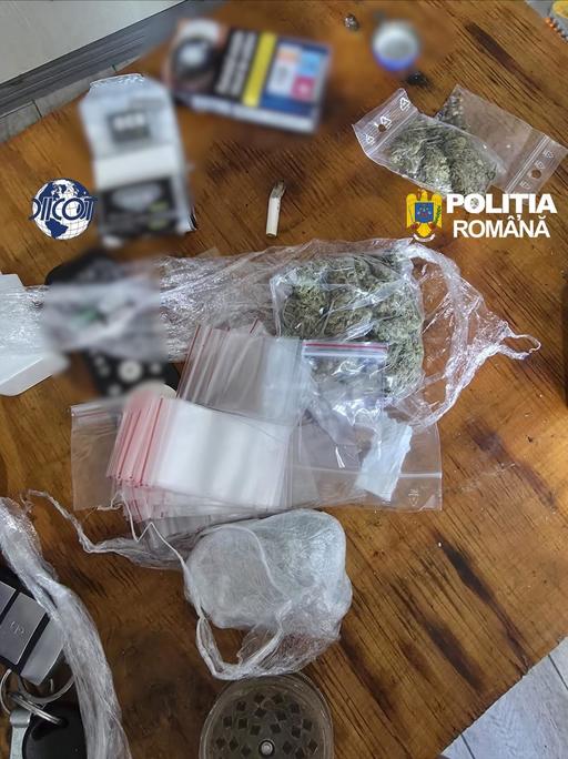 Percheziţii în Bucureşti şi în judeţele Ilfov şi Dâmboviţa, la o grupare formată din cetăţeni srilankezi care vindeau droguri direct sau la petreceri/ La o petrecere organizată de un membru al grupării, un tânăr a murit după un cocktail de droguri