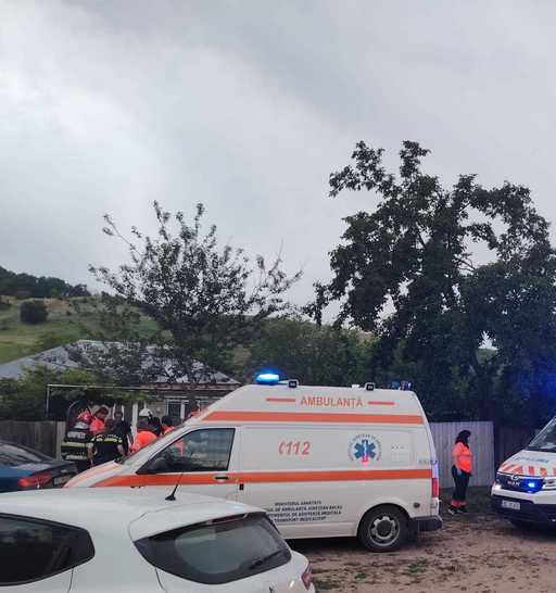 Bacău: Un copil de 5 ani şi doi adulţi, duşi la spital cu arsuri, după explozia unei butelii