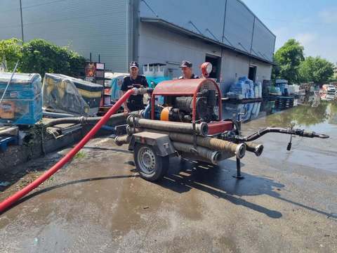 IGSU: Inundaţii în 12 localităţi din 10 judeţe / Un spital a rămas fără electricitate, după ce trei copaci s-au prăbuşit peste un stâlp