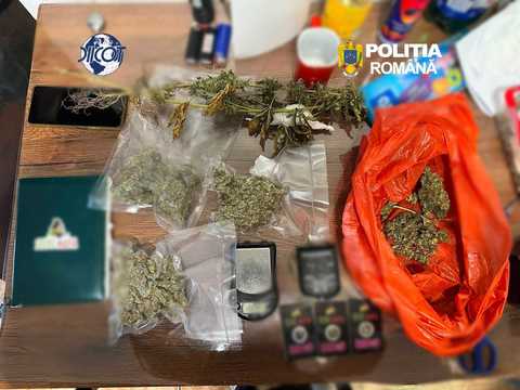 Timişoara: Cinci persoane, arestate preventiv pentru trafic de droguri după ce au vândut diferite cantităţi de canabis, cocaină şi N-Etilpentedronă