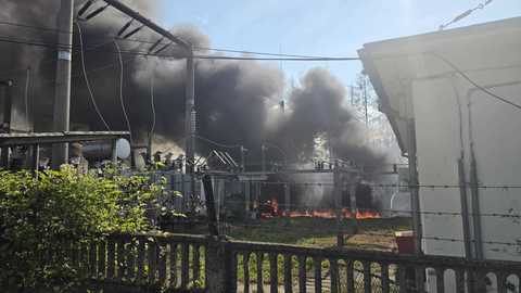 Incendiu cu mari degajări de fum la un punct de transformare electrică în oraşul Pucioasa, judeţul Dâmboviţa / 50 de persoane, evacuate preventiv / A fost emis mesaj RO-Alert - FOTO