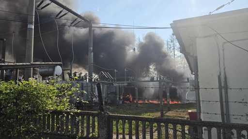 UPDATE - Incendiu cu mari degajări de fum la un punct de transformare electrică în oraşul Pucioasa, judeţul Dâmboviţa / 50 de persoane, evacuate preventiv / A fost emis mesaj RO-Alert / Se intervine pentru răcire - FOTO