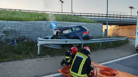 Suceava: Un bărbat a murit după ce a intrat cu maşina în zidul unui sens giratoriu, la Şcheia/ Traficul pe DN 17, îngreunat