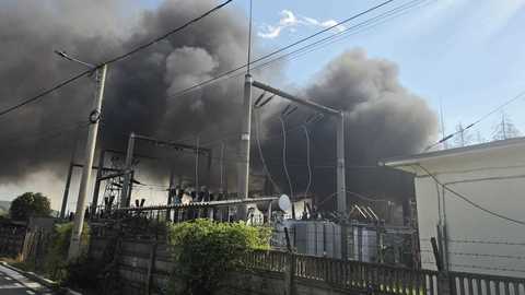 Incendiu la un punct de transformare electrică în oraşul Pucioasa - Pompierii intervin în continuare pentru răcire/ Persoanele evacuate au revenit în locuinţe