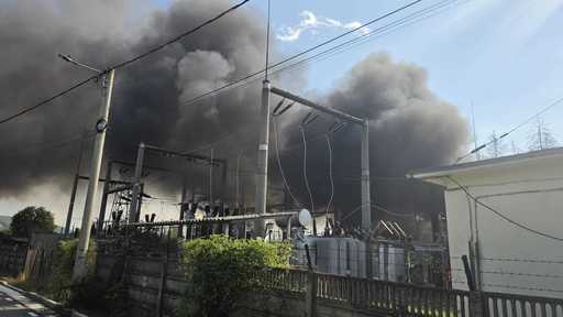 Incendiu la un punct de transformare electrică în oraşul Pucioasa - Pompierii intervin în continuare pentru răcire/ Persoanele evacuate au revenit în locuinţe