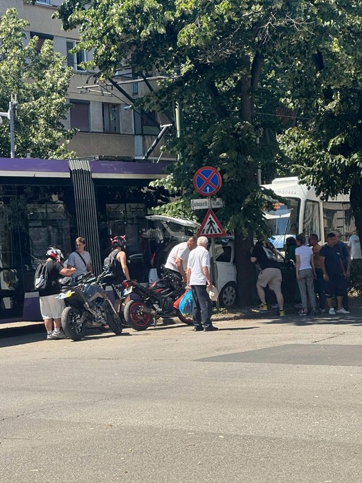 Timişoara: Şoferul unui taximetru a rămas încarcerat, după un accident cu un tramvai