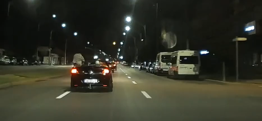 Maşină decapotabilă, aparent lăsată să ruleze din inerţie, pe un bulevard din Drobeta Turnu Severin. Persoana aflată pe locul şoferului lasă volanul şi se ridică în picioare