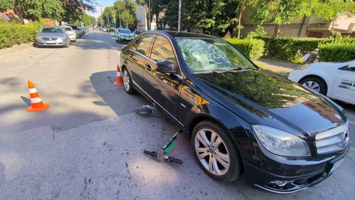Accident rutier pe o stradă din Alba Iulia. Doi adolescenţi care circulau cu trotineta au fost loviţi de un autoturism
