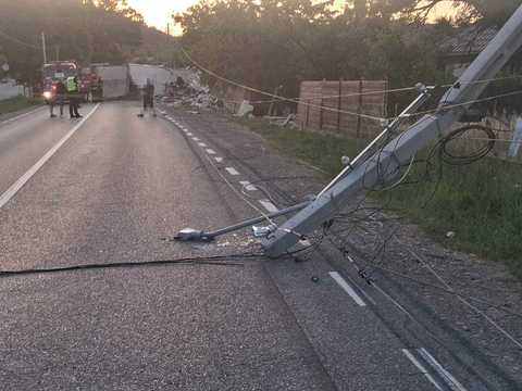 Neamţ: Un autocamion încărcat cu diverse produse s-a răsturnat, a lovit doi stâlpi de electricitate, o ţeavă de gaz şi s-a oprit în gardul a două gospodării / Două persoane au ajuns la spital  - FOTO
