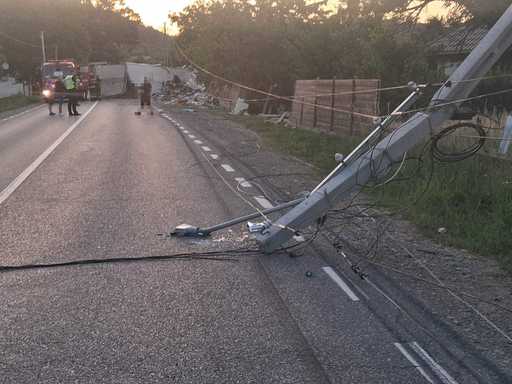 Neamţ: Un autocamion încărcat cu diverse produse s-a răsturnat, a lovit doi stâlpi de electricitate, o ţeavă de gaz şi s-a oprit în gardul a două gospodării / Două persoane au ajuns la spital  - FOTO
