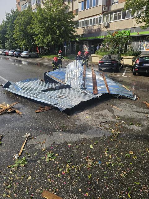 UPDATE - Târgovişte: Un acoperiş smuls de vânt a căzut peste o persoană, în timpul furtunii/ Victima, scoasă de pompieri conştientă şi dusă la spital, cu răni la picioare/ Sunt circa 45 de apeluri la 112 în urma furtunii - FOTO