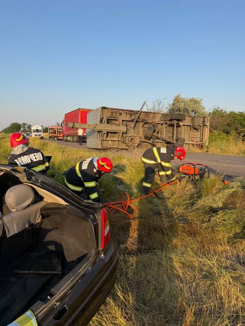 Brăila: Două persoane au murit după ce o remorcă s-a desprins şi a strivit un autoturism, pe DN 22 - FOTO