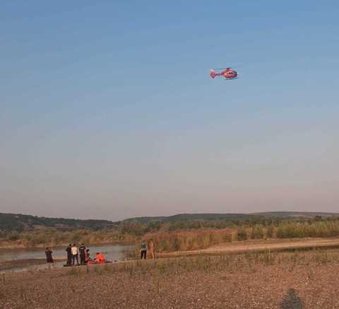 Bacău: Un adolescent a murit după ce a mers la scăldat în râul Siret/ El a fost scos din apă inconştient, iar manevrele de resuscitare nu au dat rezultat