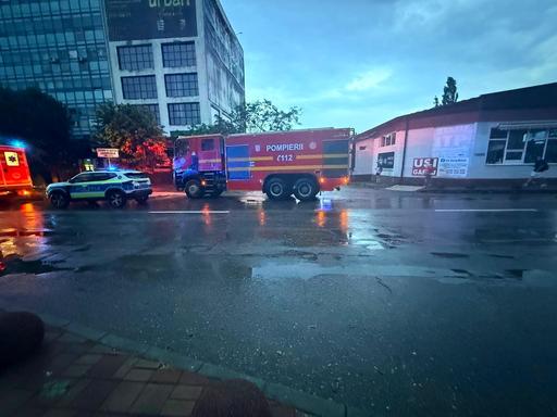 UPDATE - Incendiu la fosta clădire ”Contactoare” din Buzău/ Circa 50 de persoane evacuate/ Intervenţie de amploare a pompierilor - VIDEO