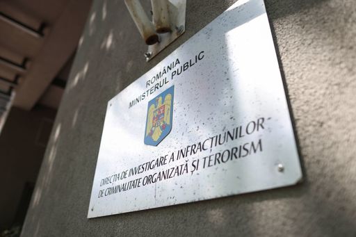 Opt persoane care vindeau droguri în judeţul Cluj, inclusiv ”pe datorie” sau contra unor bunuri, reţinute / Reţeaua era condusă de o femeie, care stabilea care consumatori erau de încredere